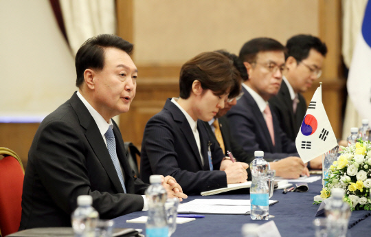 북대서양조약기구(NATO·나토) 정상회의 참석차 리투아니아를 방문 중인 윤석열 대통령이 12일 빌뉴스 한 호텔에서 열린 기시다 후미오 일본 총리와의 한일 정상회담에서 발언하고 있다.  빌뉴스[리투아니아]=연합뉴스